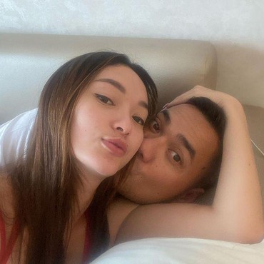 9 Potret Mesra Zaskia Gotik & Sang Suami yang Diduga Hamili Model