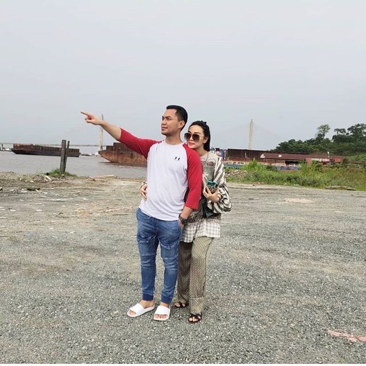 Potret Kemesraan Zaskia Gotik dan Suami