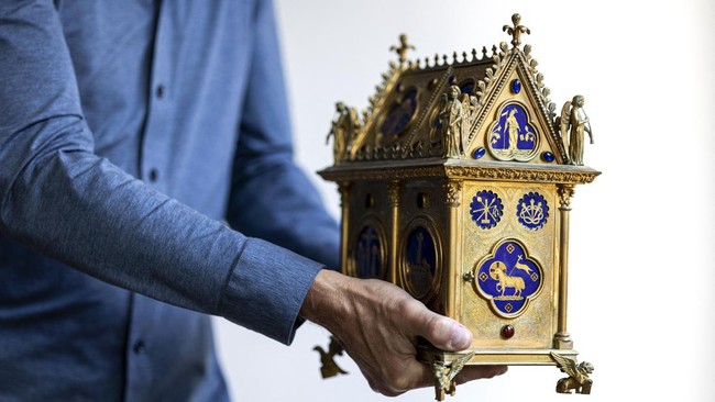 Pusaka yang diyakini berisi dua botol darah Yesus yang didapat saat penyalibannya ditemukan kembali usai dicuri dari gereja di Prancis.