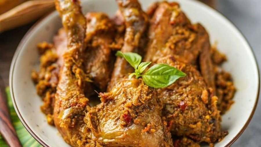 Makan Siang dengan Ayam Betutu Pedas Berempah di 5 Rumah Makan Ini