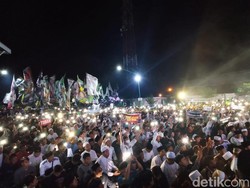 Lautan Manusia di Gresik Angkat Ponsel di Metatu Berselawat Habib Syech