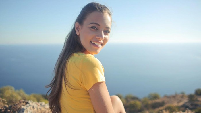 Tersenyum memberikan banyak manfaat pada jiwa dan raga/Foto: Pexels/Andrea Piacquadio