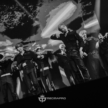 Lirik Lagu Whisper - The Boyz