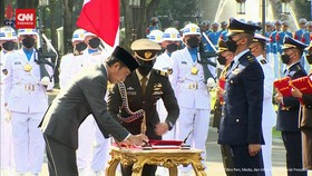 VIDEO: Jokowi Lantik 754 Perwira TNI Dan Polri Lulusan 2022