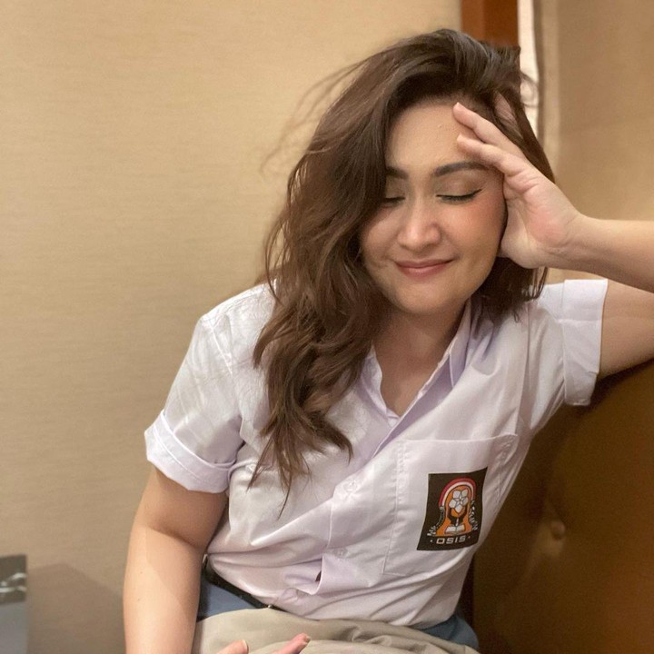 <p>Ada banyak rekan selebriti yang turut hadir di sana. Semuanya mengenakan kostum SMA, lho. (Foto: Instagram Nafa Urbach)<br /><br /><br /></p>