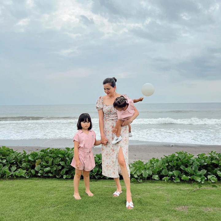<p>Alita dan adiknya berbeda usia 3 tahun. Alice kerap mendandani keduanya dengan pakaian kembar. (Foto: Instagram @alicenorin)</p>