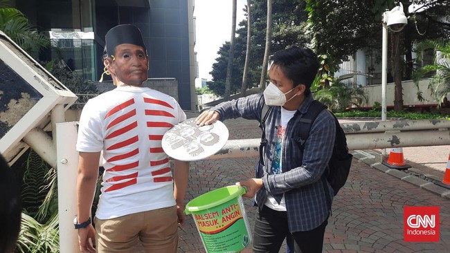 Aktivis ICW mengkritisi sikap Dewas KPK terhadap Lili Pintauli dengan melakukan aksi teatrikal penyerahan balsem antimasuk angin, Jumat (15/7) siang.