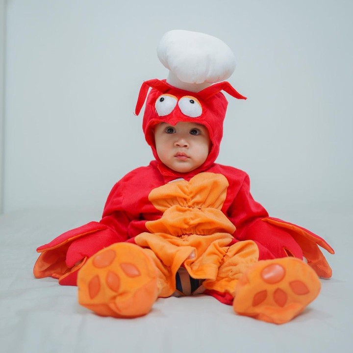 <p>Rayyanza sendiri memang sering <em>cosplay</em> dengan beragam kostum, Bunda. Melalui akun pribadi orang tuanya, potret-potret menggemaskan Rayyanza selalui menarik perhatian netizen. (Foto: Instagram @raffinagita1717)<br /><br /><br /></p>