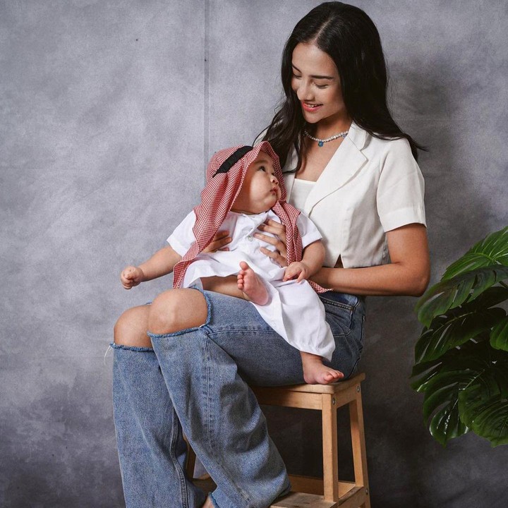 <p>Potret Anya dan bayi yang akrab disapa Cipung ini amat menggemaskan, Bunda. Anya sendiri mengakui amat bahagia karena berkesempatan bertemu dengan Rayyanza. "Akhirnyaaa ketemu sama cipung abubu," tulisnya, dikutip dari akun @anyageraldine. (Foto: Instagram @anyageraldine)<br /><br /><br /></p>