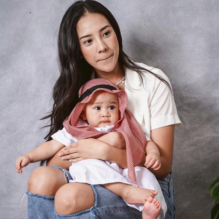 <p>Anya juga mengatakan bahwa dirinya menjadi penggemar Rayyanza, lho. Ia pun berharap bisa melahikan anak selucu adik Rafathar tersebut. "Enggak pernah ngefans <em>sm</em> bayi sampe segininya. Doain yaa semoga <em>kl</em> punya anak <em>bs</em> selucu cipung, seneng <em>bgt, syg bgt sm</em> cipung," katanya. (Foto: Instagram @anyageraldine)<br /><br /><br /></p>