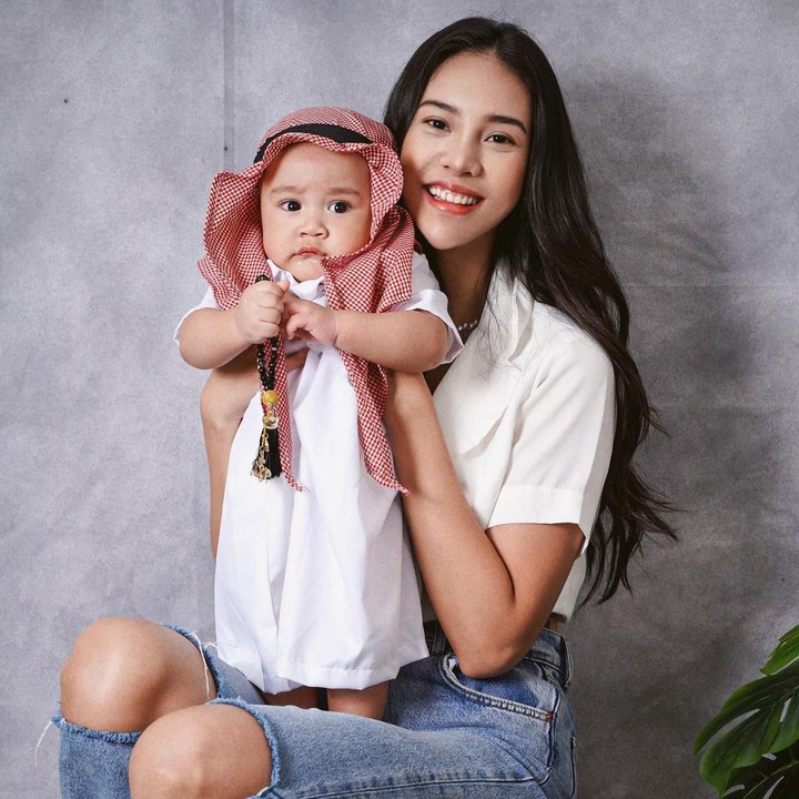 <p>Lucunya, dalam potret tersebut Rayyanza sedang memakai pakaian khas Arab. Hal ini lantas membuat netizen salfok, karena kekasih Anya sendiri diketahui berdarah Arab. "<em>Pas bgt</em> deh cipung pake baju pangeran arab, tau aja kesukaan aku.. kurang pake brewok aja yaa cipung," tutur Anya. (Foto: @anyageraldine)<br /><br /><br /></p>