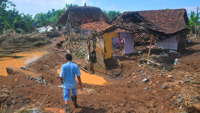 BNPB mencatat puluhan rumah warga mengalami kerusakan usai 'Tsunami kecil' menerjang 26 desa di empat kecamatan Kabupaten Pati, Jawa Tengah.