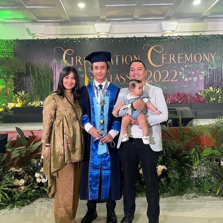 <p>Belum lama ini, Bevan merayakan kelulusan SMP dan siap melanjutkan sekolah ke jenjang berikutnya. Ini potretnya di momen kelulusannya, tak ketinggalan pula si bungsu Nakeya ikut serta. (Foto: Instagram @riafinola)</p>