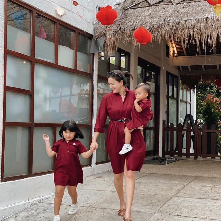 <p>Dalam foto yang satu ini, Alice Norin bersama anaknya kompak mengenakan dress berwarna merah <em>maroon</em>. (Foto: Instagram @alicenorin)</p>