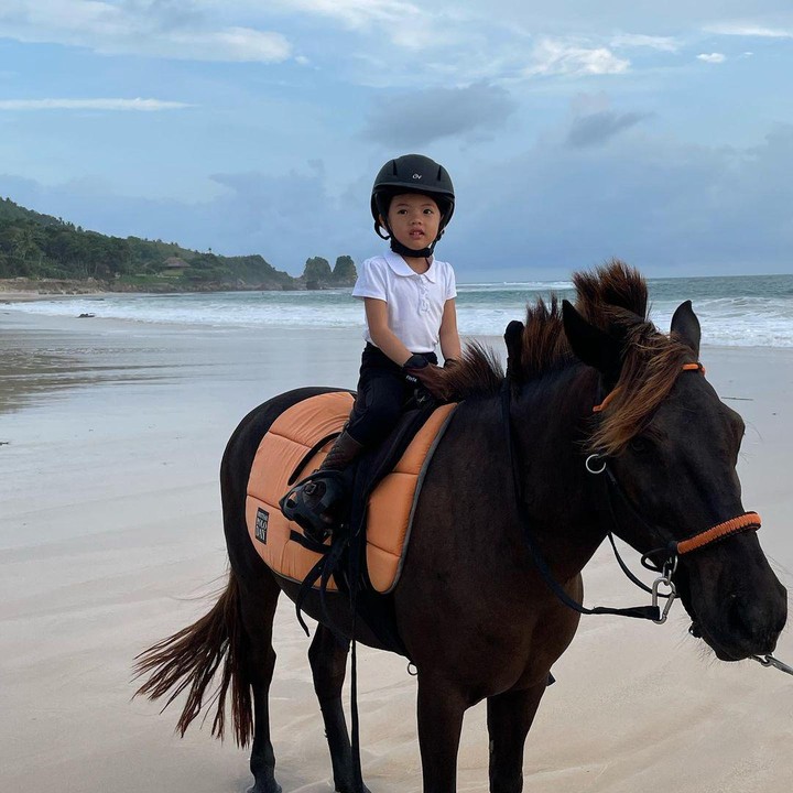 <p>Di usianya yang ketiga tahun, Yaya sudah punya keberanian untuk belajar berkuda. Dalam foto ini Yaya tengah menunggangi kuda di tepi pantai. (Foto: Instagram @farahquinnofficial)</p>
