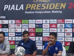 Disebut Main Bertahan, Pelatih Arema FC: Kalau Perlu Parkir Pesawat