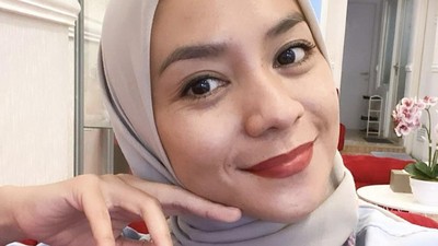img-title Enno Lerian Curhat Ikut Tanggung Utang Saudara di 20 Pinjol