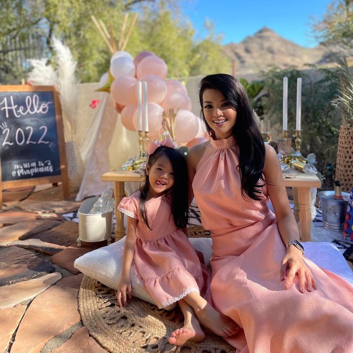 <p>Farah Quinn dan Yaya yang sangat ceria kompak mengenakan <em>dress</em> bernuansa merah muda. Keduanya sama-sama cantik ya, Bunda. (Foto: Instagram @farahquinnofficial)</p>