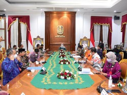 Tegas, Khofifah Sebut Jemaah Haji Pulang ke Jatim Jalani Screening COVID-19