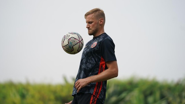 Pemain Persija Jakarta Hanno Behrens memberi pesan menyentuh soal keamanan penonton sepak bola Indonesia.