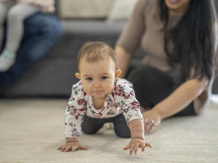 5 Cara Stimulasi Agar Bayi Cepat Duduk dan Merangkak, Bisa Tiru Indra Brasco Bun