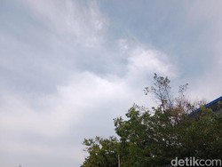 Langit Berawan Menyelimuti Cirebon Jumat, 15 Mei 2025