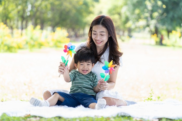 Ilustrasi ibu dan anak bermain