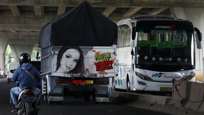 Lukisan di bak truk mungkin terkesan menghibur, tapi ada banyak ragam isu yang tergambar di baliknya.