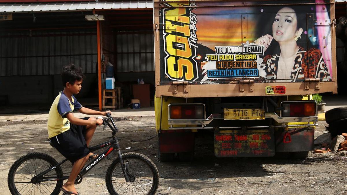 Truk Gagal Nanjak Tabrak Warung dan Pejalan Kaki di Bali hingga Tewas