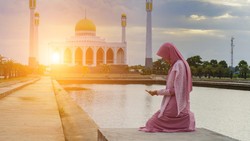 Kapan Makmum Baca Al-Fatihah Saat Sholat Jamaah? Ini Penjelasannya!