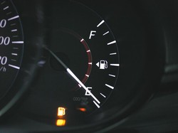 Lampu Indikator Bensin Menyala, Mobil Masih Bisa Melaju Berapa Km?