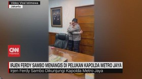 VIDEO: Irjen Ferdy Sambo Menangis di Pelukan Kapolda Metro Jaya