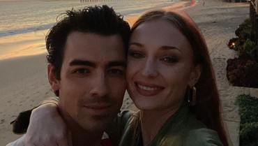 Joe Jonas masih pakai cincin kawin usai isu bakal ceraikan Sophie Turner.