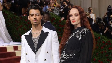 Sophie Turner Go Public dengan Pacar Baru Usai Cerai dari Joe Jonas