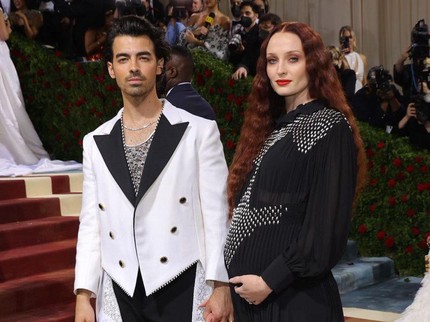 Digugat Cerai Joe Jonas, Sophie Turner Unfollow Priyanka Chopra