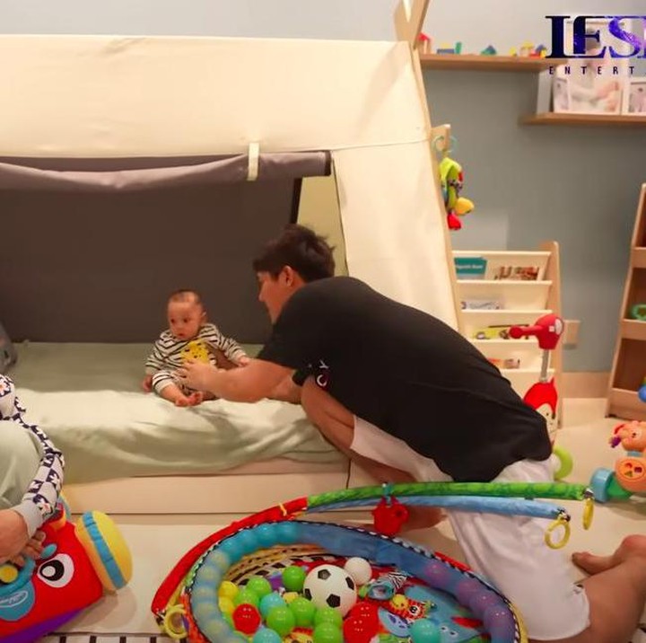 <p>Kamar Muhammad Leslar Al Fatih anak Lesti dan Rizky Billar terdapat banyak mainan, Bunda. Di dalamnya juga terdapat tempat tidur berbentuk tenda. Gemas banget, ya! (Foto: YouTube Leslar Entertainment)</p>