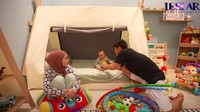 <p>Kamar Muhammad Leslar Al Fatih anak Lesti dan Rizky Billar terdapat banyak mainan, Bunda. Di dalamnya juga terdapat tempat tidur berbentuk tenda. Gemas banget, ya! (Foto: YouTube Leslar Entertainment)</p>