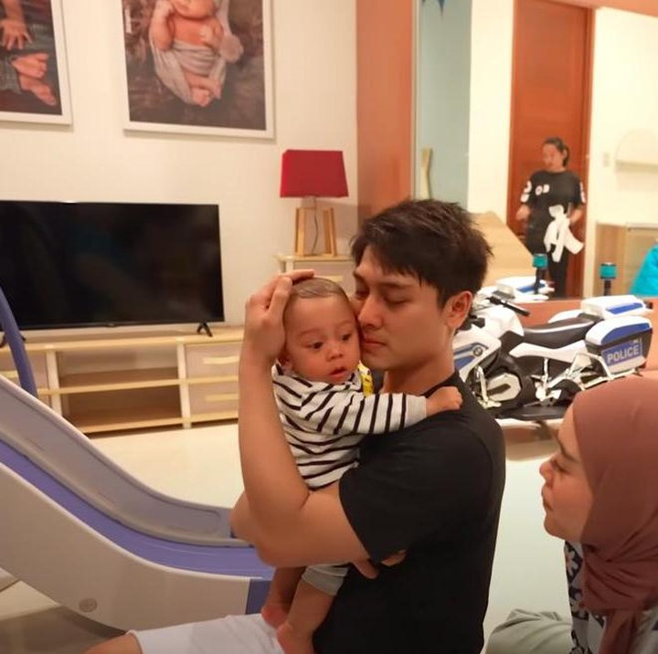 <p>Belum lama ini, Lesti Kejora dan Rizky Billar menunjukkan kamar bermain Baby L. (Foto: YouTube Leslar Entertainment)</p>