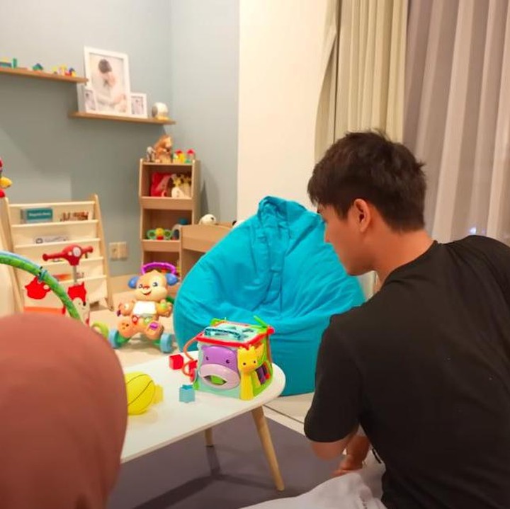 <p>Kamarnya didesain estetik dan penuh dengan mainan, Bunda. (Foto: YouTube Leslar Entertainment)</p>