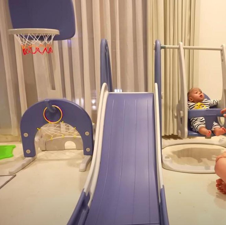 <p>Selain itu, ada<em> mini playground</em> di dalam kamarnya. Terdapat perosotan yang nantinya bakal dicoba Baby L ketika usianya sudah cocok untuk bermain itu. (Foto: YouTube Leslar Entertainment)</p>
