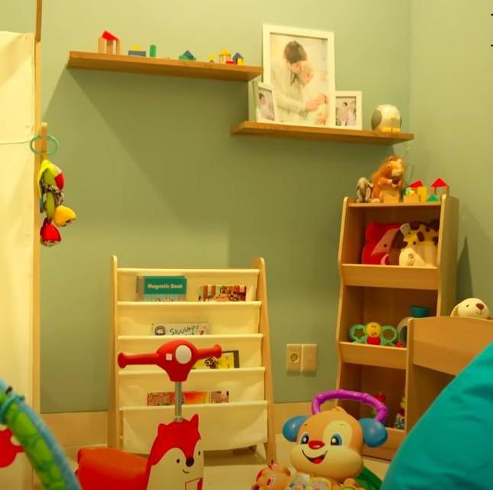 <p>Terdapat berbagai jenis mainan warna-warni di kamar Baby L. Tampaknya semua mainan bersifat edukatif dan menyenangkan. (Foto: YouTube Leslar Entertainment)</p>