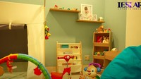 <p>Terdapat berbagai jenis mainan warna-warni di kamar Baby L. Tampaknya semua mainan bersifat edukatif dan menyenangkan. (Foto: YouTube Leslar Entertainment)</p>
