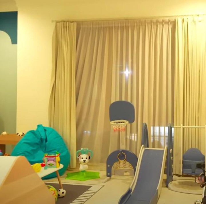 <p>Dunia bermain adalah dunia anak. Lesti Kejora dan Rizky Billar tentunya ingin memberikan yang terbaik untuk putranya, Muhammad Leslar Al Fatih atau Baby L. Salah satunya membuat kamar yang bagus untuk Leslar bermain. (Foto: YouTube Leslar Entertainment)</p>