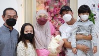5 Potret Haru Anak Sulung Dian Ayu Bertemu Adiknya yang Beda Usia 9 Tahun