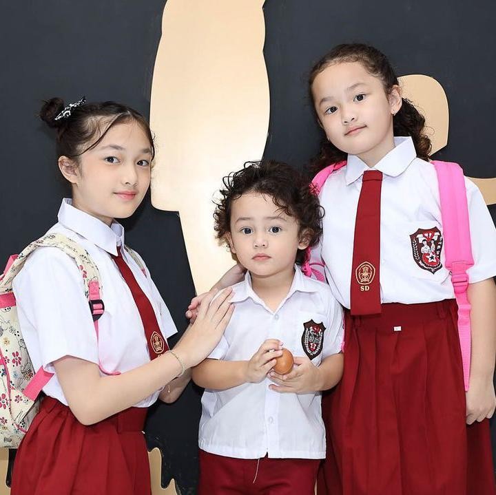 <p>Dua putri sulung Ussy dan Andhika mengenakan seragam SMP, sedangkan anak-anak bungsu tampil menggemaskan dengan seragam SD. Elea dan Sheva terlihat menjaga adik mereka, Isakalingga Ibra Pratama. (Foto: Instagram @andhiiikapratama)</p>