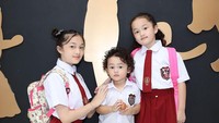 <p>Dua putri sulung Ussy dan Andhika mengenakan seragam SMP, sedangkan anak-anak bungsu tampil menggemaskan dengan seragam SD. Elea dan Sheva terlihat menjaga adik mereka, Isakalingga Ibra Pratama. (Foto: Instagram @andhiiikapratama)</p>