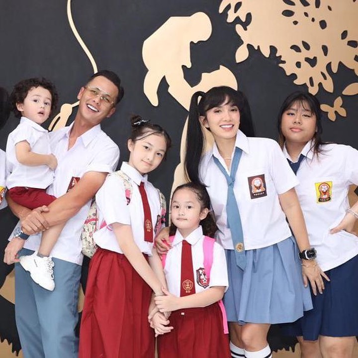 <p>Ussy Sulistiawaty baru saja merayakan pesta ulang tahun, Bunda. Di usia ke-41 tahun, Ussy Sulistiawaty memilih tema unik untuk merayakan hari spesial tersebut. Ia mengajak keluarganya mengenakan baju seragam sekolah. (Foto: Instagram @andhiiikapratama)</p>