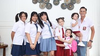 7 Potret Keluarga Ussy Sulistiawaty dan Andhika Pratama Pakai Seragam Sekolah di Pesta Ulang Tahun