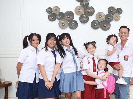 7 Potret Keluarga Ussy Sulistiawaty dan Andhika Pratama Pakai Seragam Sekolah di Pesta Ulang Tahun