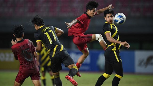 Kabar mengenai Malaysia gagal menang lawan Myanmar dan daftar 4 tim tersingkir di Piala AFF U-16 2022 jadi berita olahraga terpopuler dalam 24 jam terakhir.